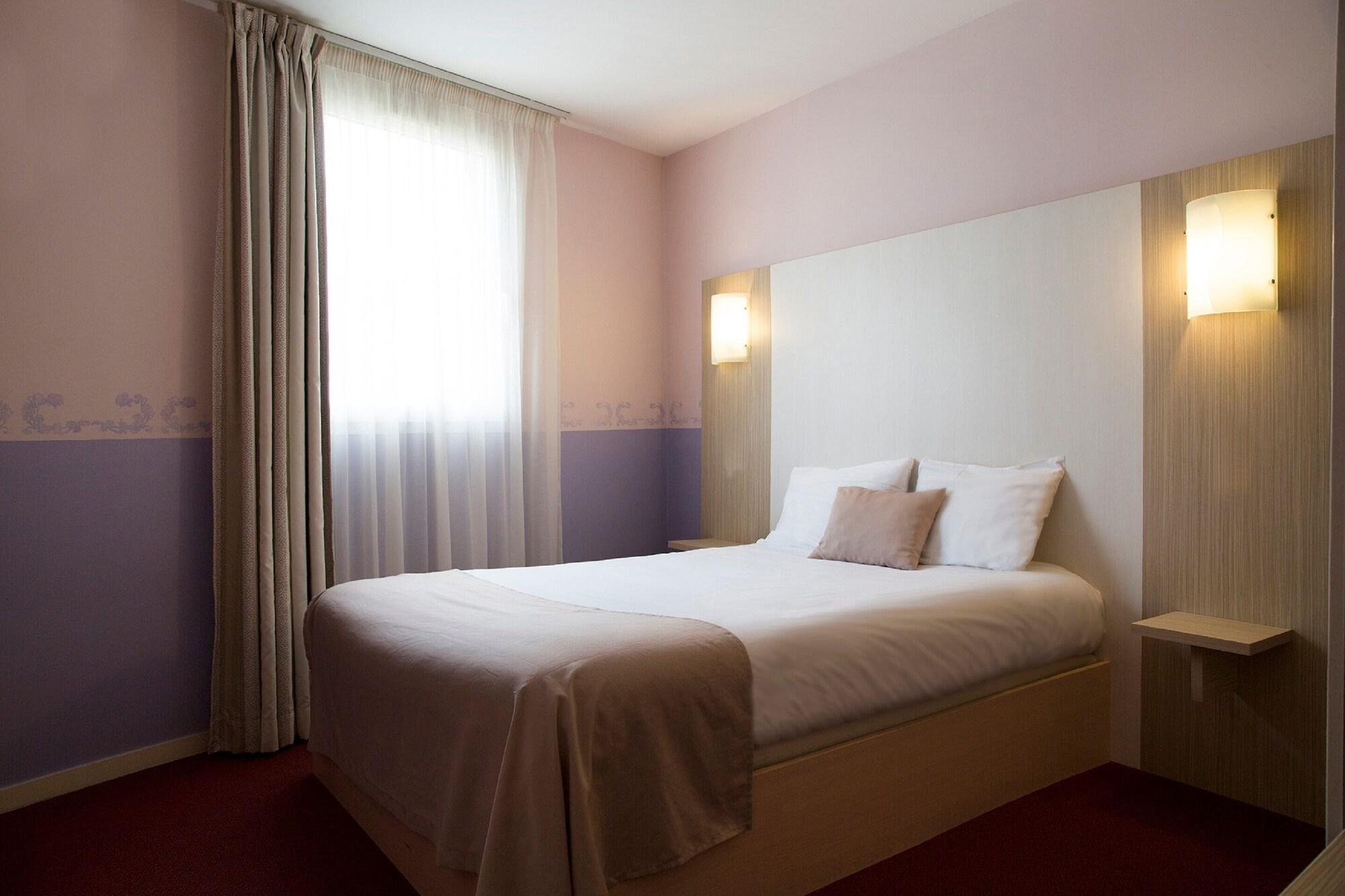 Brit Hotel Le Lion D'Or Chinon Exterior foto