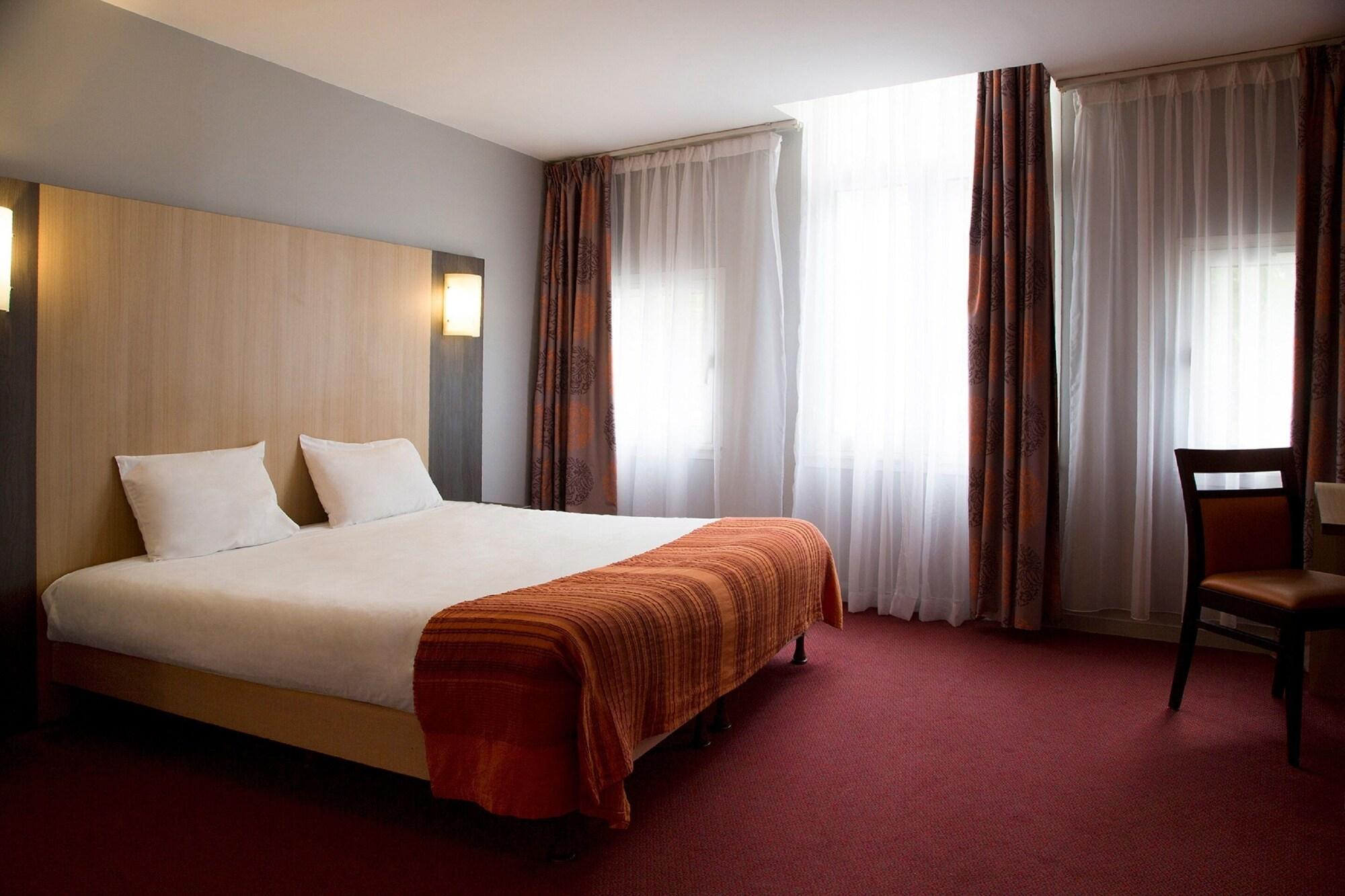 Brit Hotel Le Lion D'Or Chinon Exterior foto